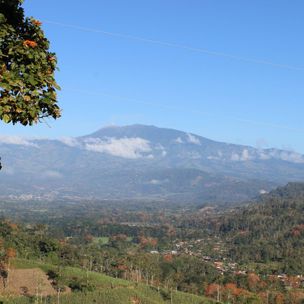 k-30_Finca_Pura_Vida_Costa_Rica_Blick auf La Suiza und Vulkan Turrialb